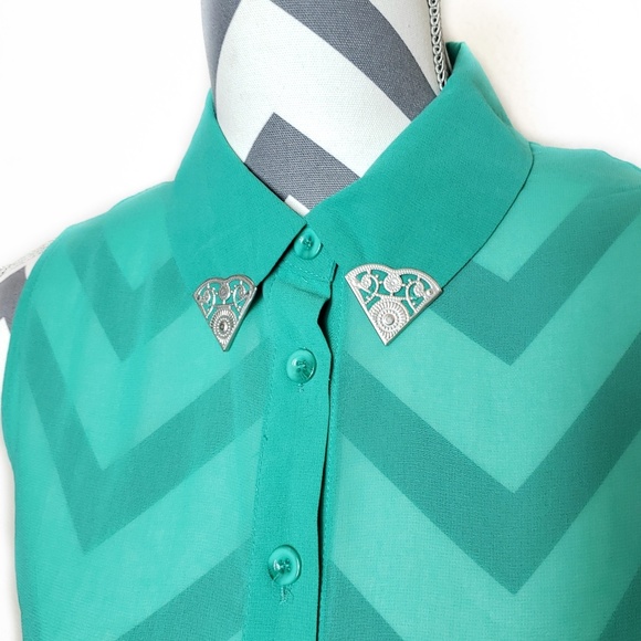 Split neck sleeveless blouse - Picture 2 of 4